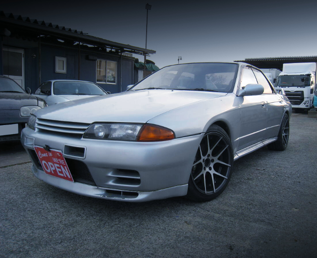 Front exterior of WIDEBODY HNR32 SKYLINE 4-DOOR.