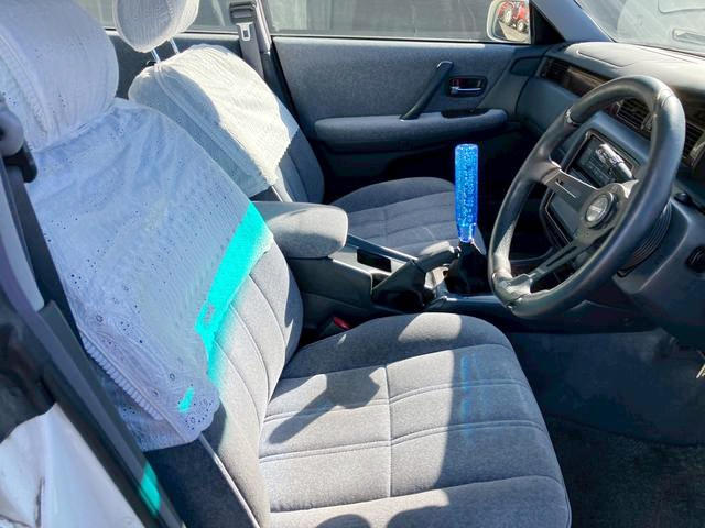 Front seats of 10th Gen CROWN ROYAL SALOON.