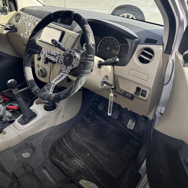 Interior of L285 DAIHATSU MIRA.