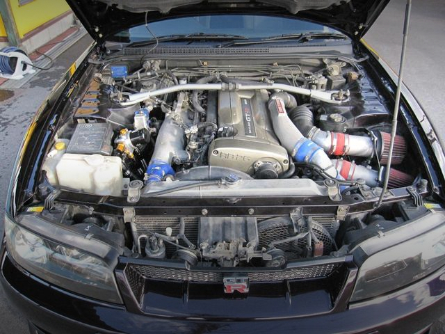 Hood open of R33 SKYLINE GT-R V-SPEC.