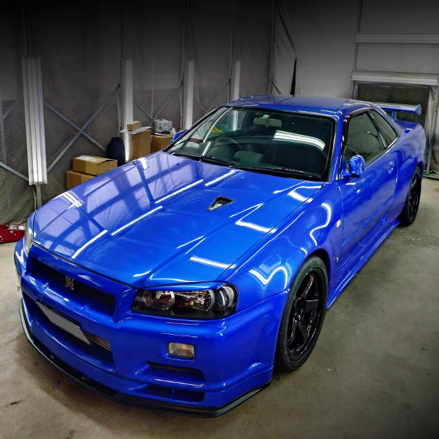 Front exterior of R34 SKYLINE GT-R V-SPEC II.