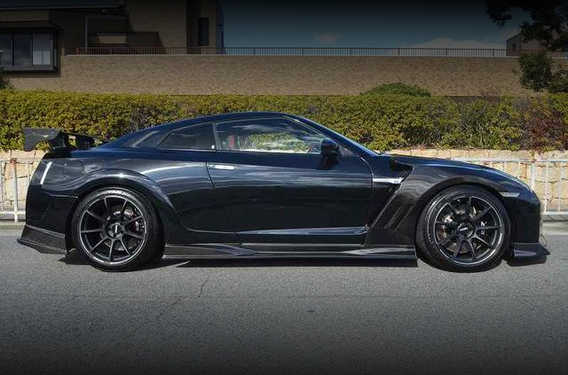 Right side exterior of R35 NISSAN GT-R BLACK EDITION.