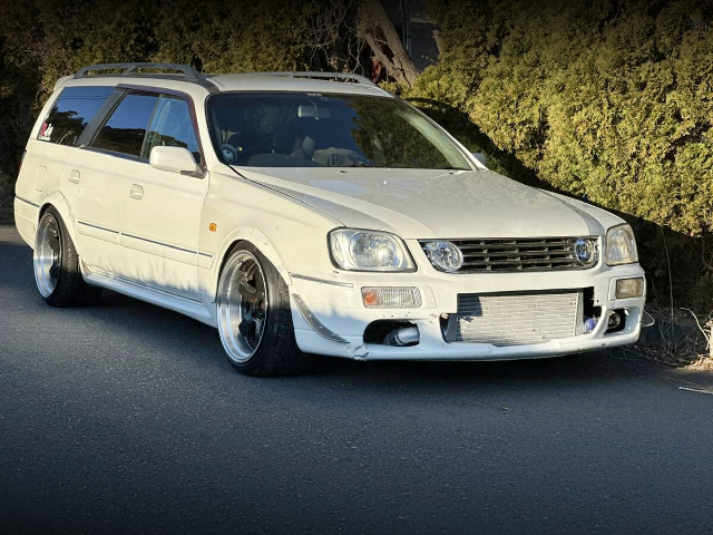 Front exterior of 1st Gen NISSAN STAGEA.