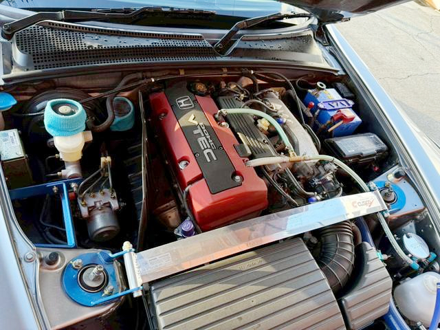 F20C 2000cc VTEC engine.