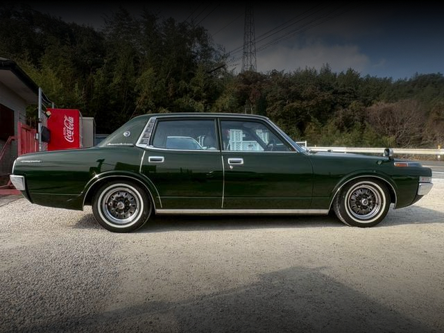 Right-Side exterior of 4th Gen TOYOTA CROWN SUPER SALOON.