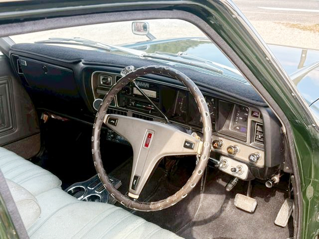Interior Dashboard of 4th Gen TOYOTA CROWN SUPER SALOON.