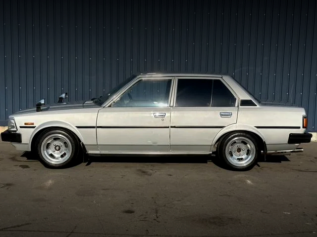 Side exterior of AE70 COROLLA 4-DOOR.