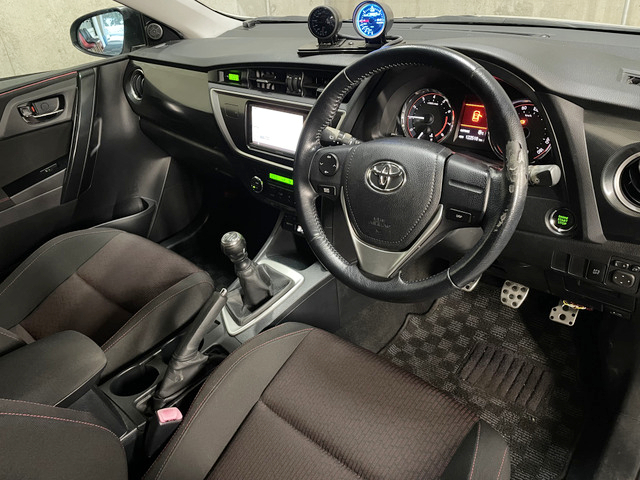 Interior of ZRE186H AURIS RS S-PACKAGE.