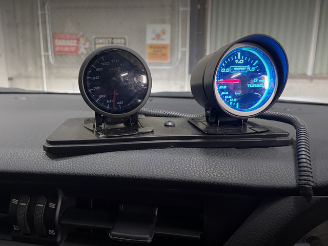 Aftermarket gauges of ZRE186H AURIS RS S-PACKAGE.