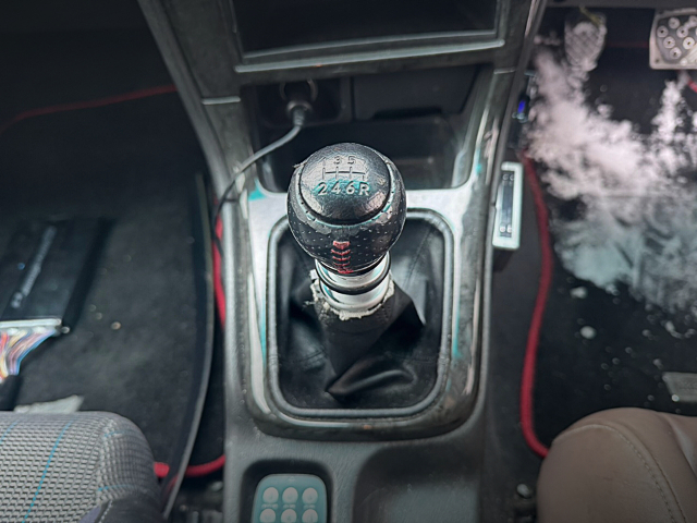 6-speed manual shift knob.