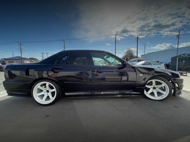 Side exterior of WIDEBODY ER34 SKYLINE 4-DOOR 25GT-X TURBO.
