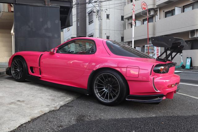 Side exterior of R-MAGIC WIDEBODY FD3S RX-7.