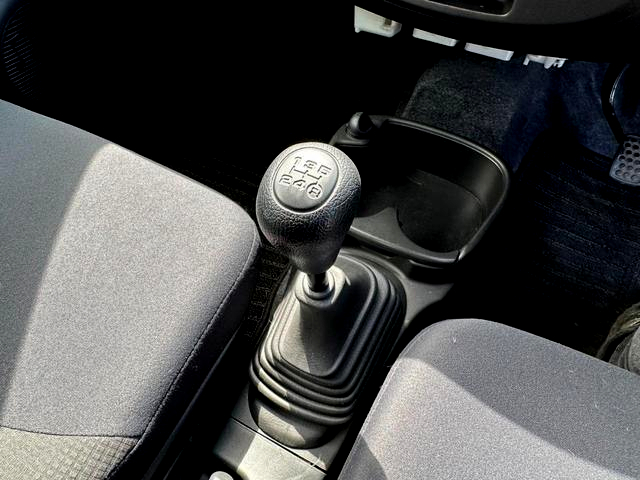 5-Speed manual shift knob.