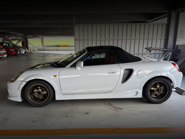 Side exterior of ZZW30 TOYOTA MR-S.