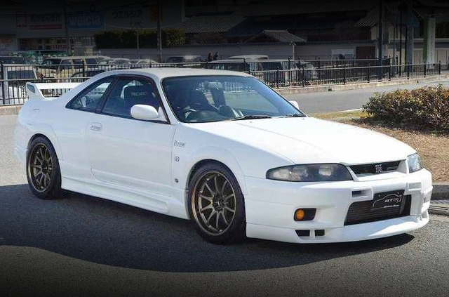Front exterior of R33 SKYLINE GT-R.