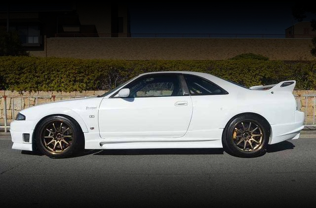Side exterior of R33 SKYLINE GT-R.