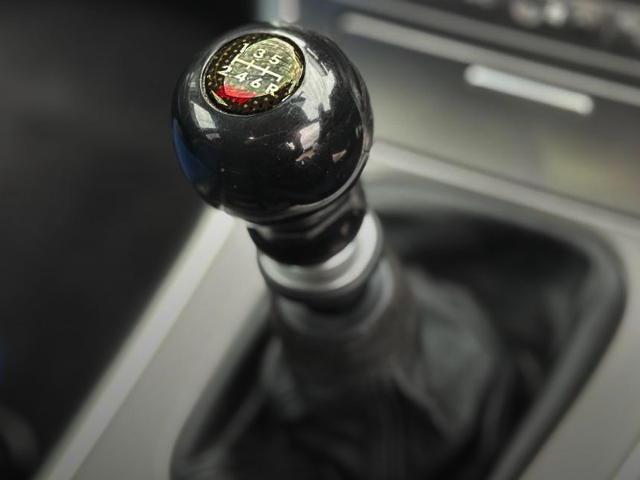 6-SPEED MANUAL SHIFT KNOB.