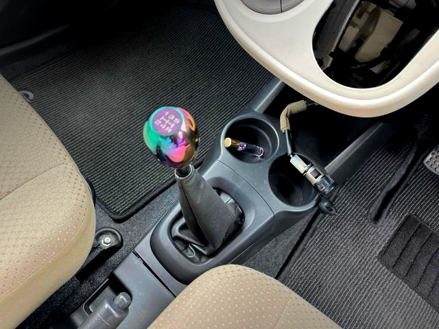 5-Speed manual shift knob.