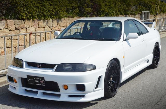 Front exterior of R33 SKYLINE GT-R.