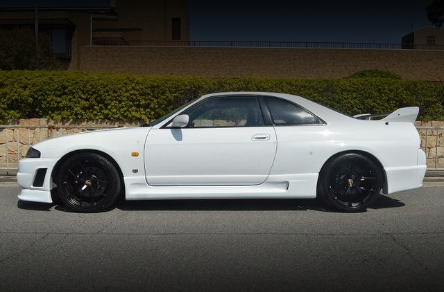 Side exterior of R33 SKYLINE GT-R.