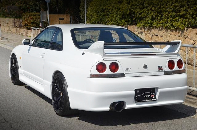 Rear exterior of R33 SKYLINE GT-R.