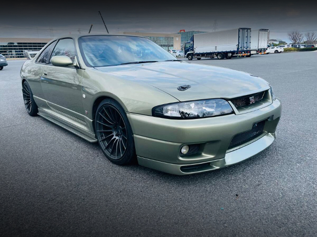 Front exterior of BCNR33 SKYLINE GT-R.