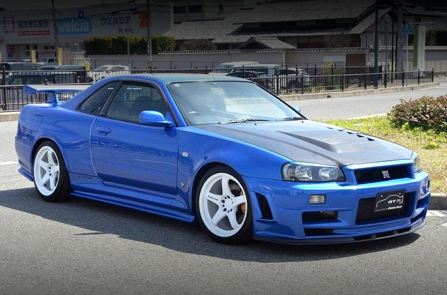 Front exterior of R34 SKYLINE GT-R V-SPEC II.