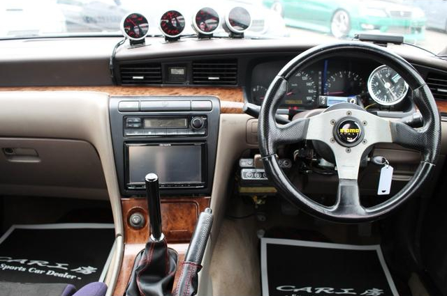 Manual shift conversion interior of WIDEBODY C35 LAUREL.