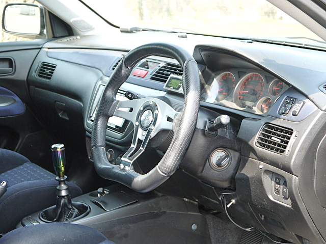 Dashboard of WIDEBODY LANCER EVOLUTION VIII GSR.