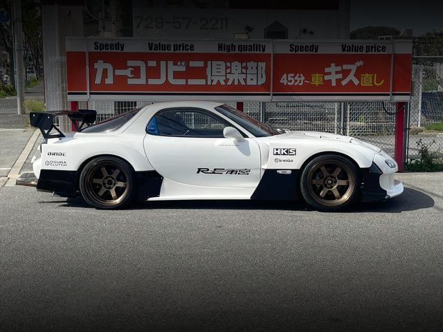 Side exterior of RE-AMEMIYA D1 WIDEBODY FD3S RX-7.