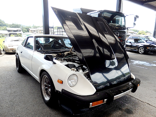 Hood open of HS130 FAIRLADY Z.