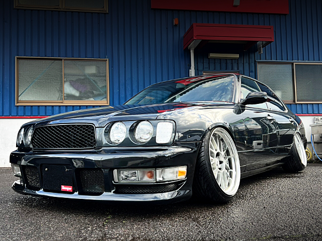 Front exterior of Y33 GLORIA GranTurismo ULTIMA.