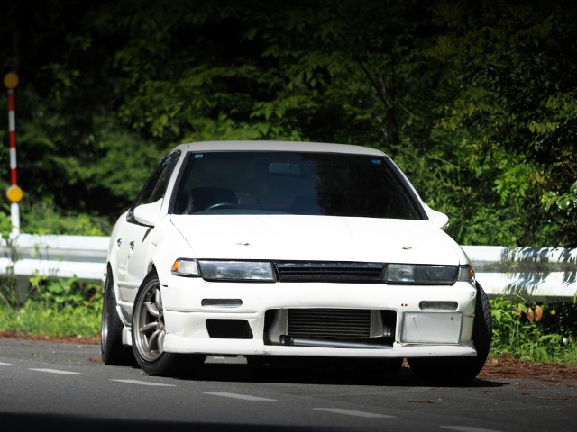 Front exterior of A31 NISSAN CEFIRO.