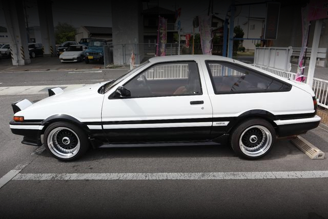 Side exterior of AE86 SPRINTER TRUENO GT-APEX.