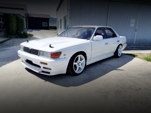Front exterior of C33 NISSAN LAUREL.
