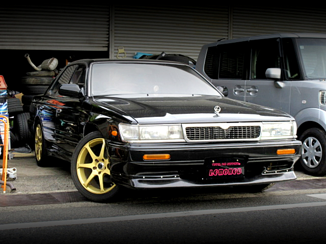 Front exterior of C33 NISSAN LAUREL.