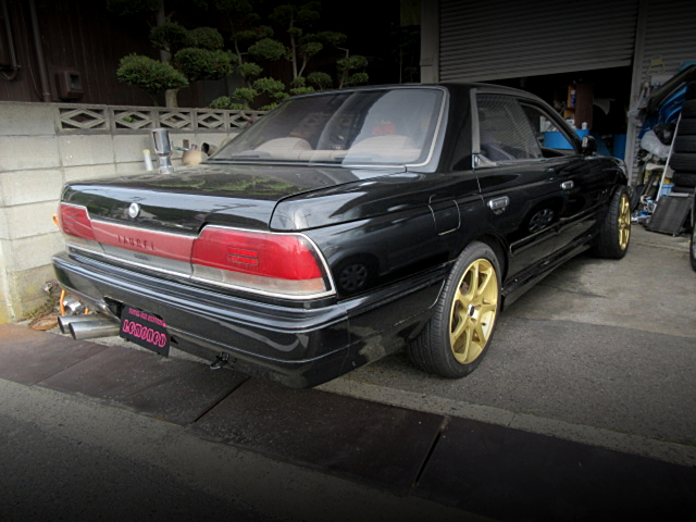 Rear exterior of C33 NISSAN LAUREL.
