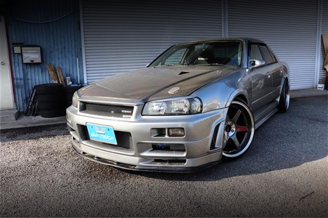 Front exterior of ER34 SKYLINE 4-DOOR 25GT-X TURBO.