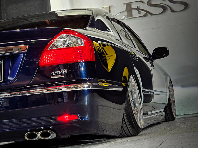 Rear Side exterior of JDM VIP custom GF50 NISSAN CIMA 450VIP.