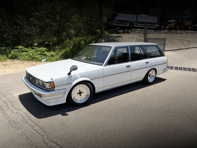 Front exterior of CRESTA faced GX70G MARK II WAGON.