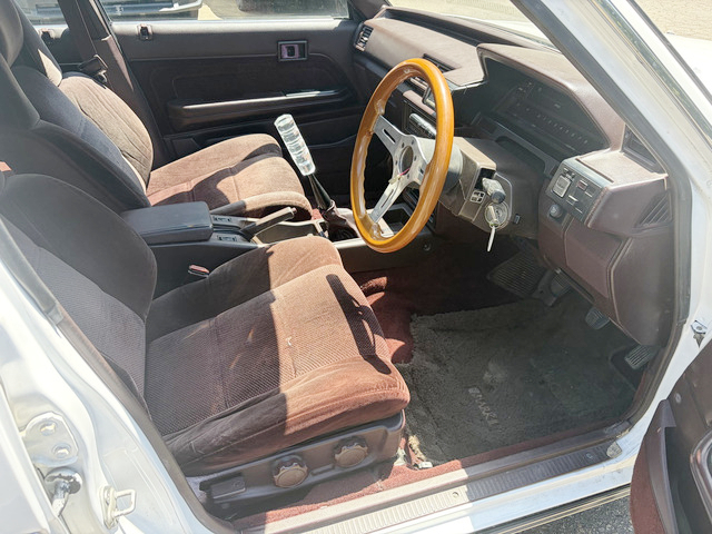 Interior of CRESTA faced GX70G MARK II WAGON.