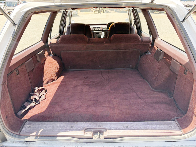 Trunk space of CRESTA faced GX70G MARK II WAGON.