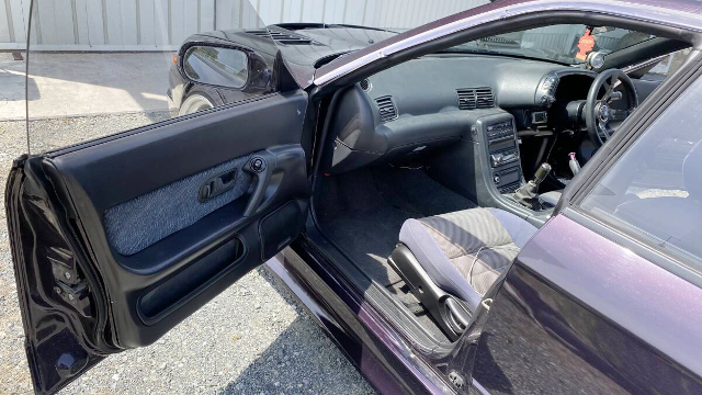 Passenger Side Interior of HCR32 SKYLINE 4-DOOR.