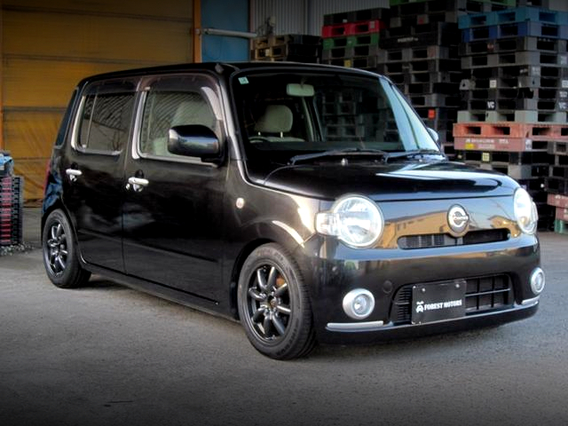 Front exterior of DAIHATSU MIRA COCOA X.