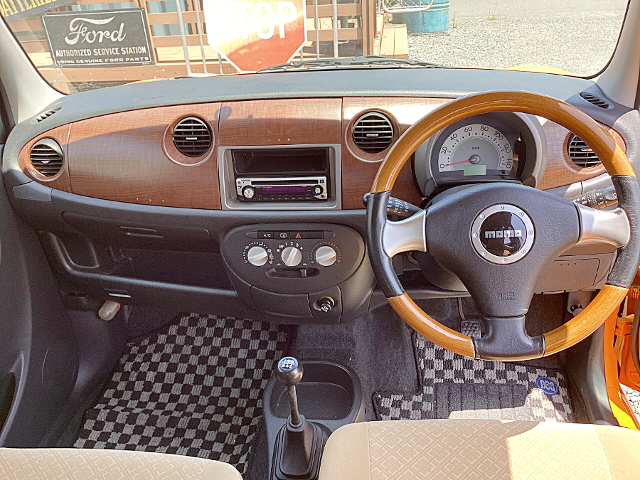 Interior of 2nd Gen DAIHATSU MIRA GINO.