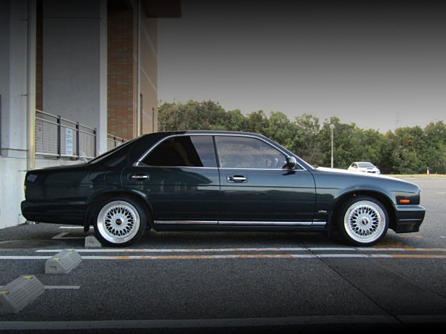 Side exterior of Y32 CEDRIC GRAN TURISMO ULTIMA.