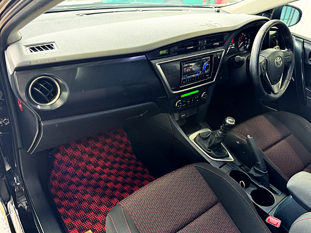Dashboard of ZRE186H AURIS 1.8RS S-PACKAGE.