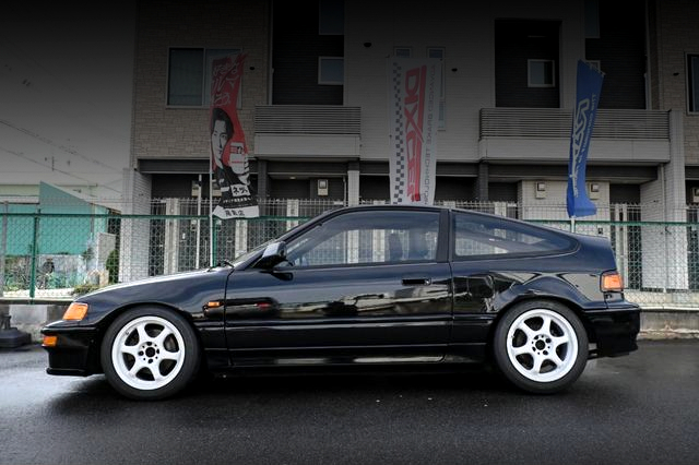 Side exterior of EF8 HONDA CR-X SiR.