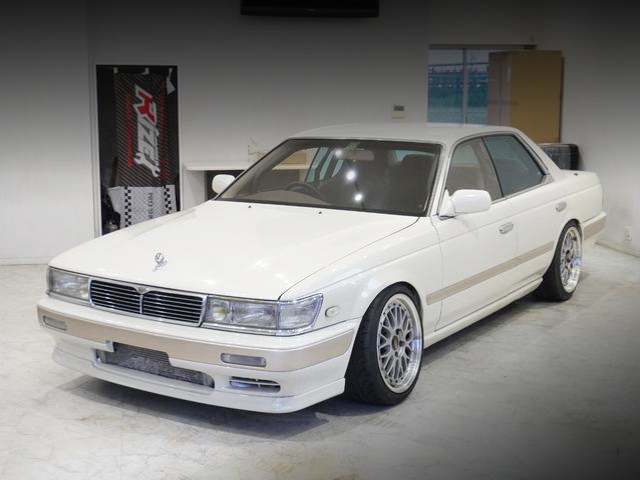 Front exterior of C33 NISSAN LAUREL.