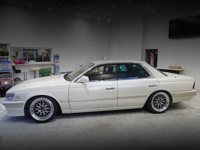 Side exterior of C33 NISSAN LAUREL.
